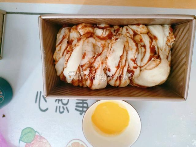 放入模具中，发酵至八分满后刷上蛋黄液