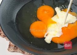蟹味菇滑蛋的做法图解1