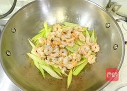 虾仁炒西芹的做法图解5