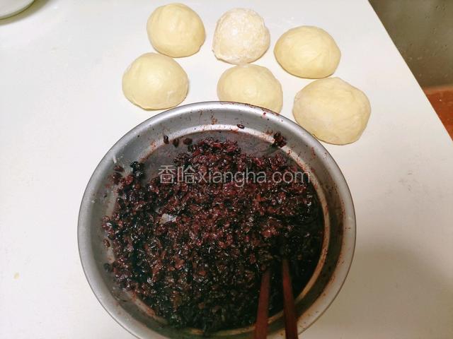 将发酵好的面团平均分成六份