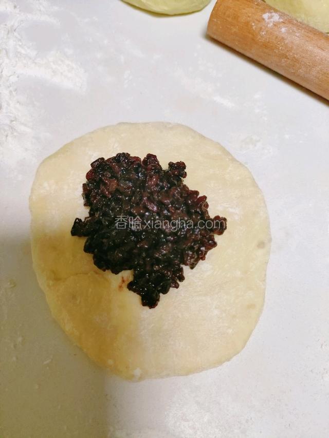 放入紫糯米馅，像包包子一样包起来