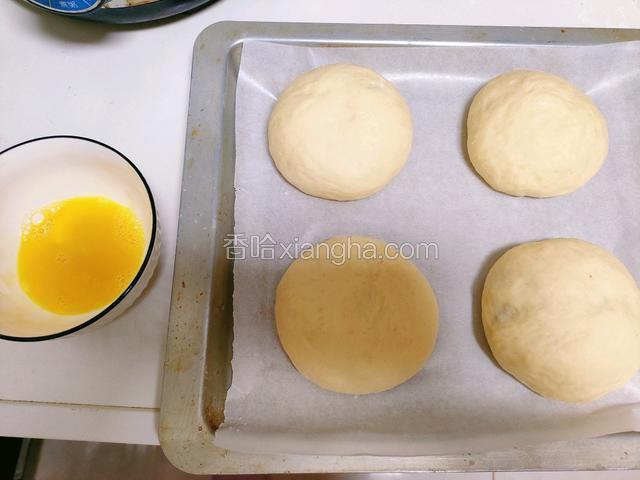 整形后进行二发按压迅速回弹即可刷上蛋黄液