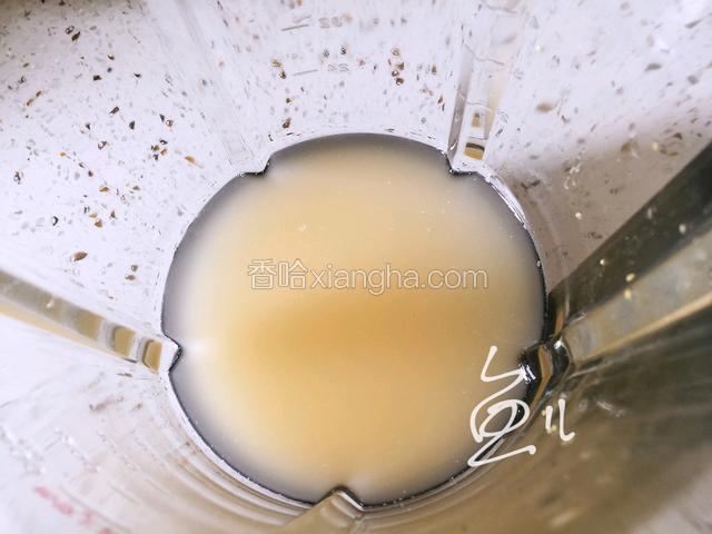 小米和200克水放入破壁机