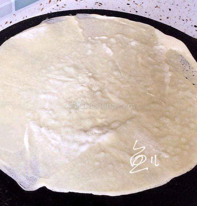 挂刮好的煎饼，熟后可以翻面烙几秒钟