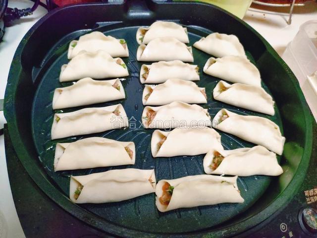 依次放入电饼铛中，开大火