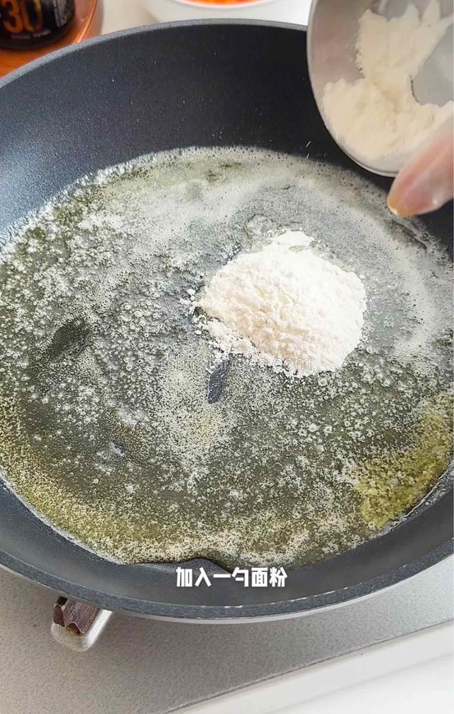 起锅 黄油融化，加入一匀面粉，拌均匀