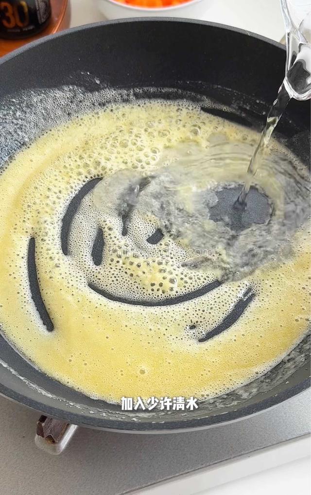 加入少许清水，搅拌丝滑