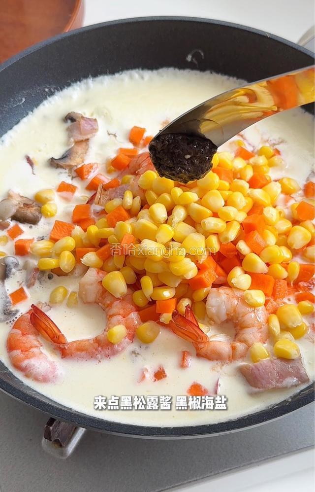 来点黑松露酱、黑椒海盐，混合均匀