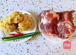 酸菜炖大骨的做法图解1