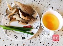 平菇炒鸡蛋的做法图解1