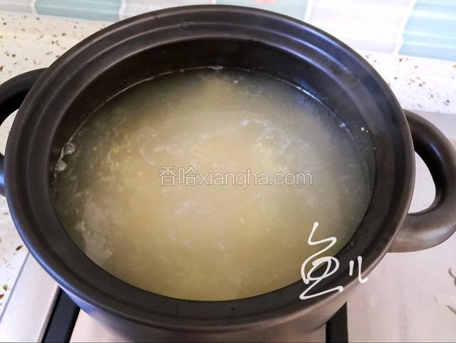 用勺子搅动几下，以免小米沉淀糊锅底