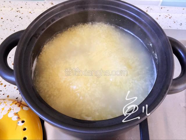 煮粥十分钟后，开盖搅动几下