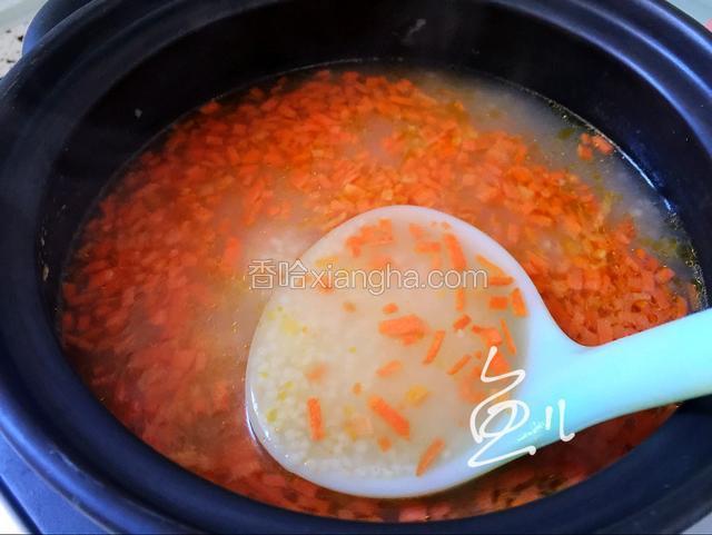 用勺子搅动几下