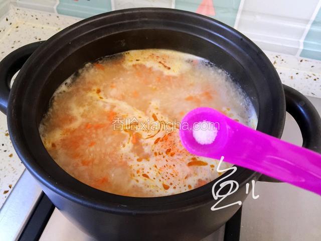 放入食盐，继续开盖煮五分钟