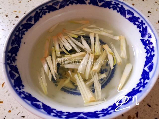 大葱和生姜切碎，放入清水，搓揉浸泡一会儿，制成葱姜水