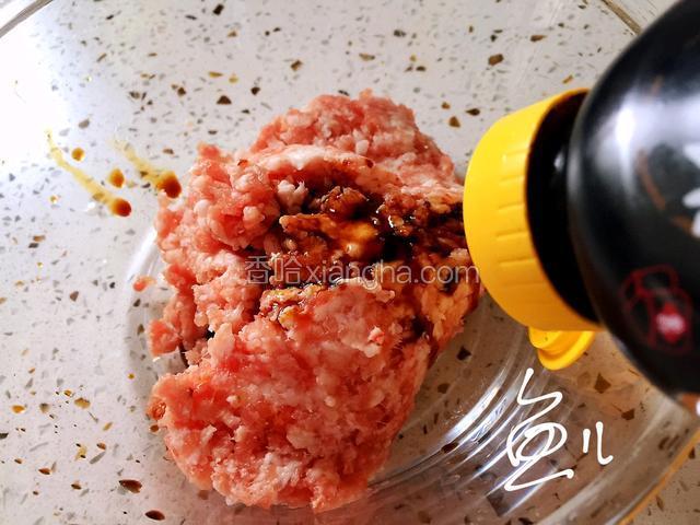 猪肉馅中放入酱油