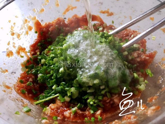 肉馅搅拌至粘稠状态，放入小葱碎，淋上热油