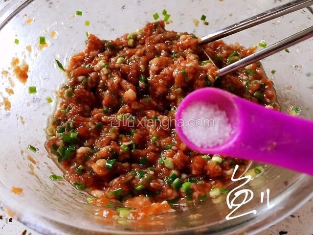 放入食盐调味