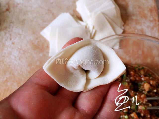下面两个角捏在一起，这只是我喜欢的形状，个人包成自己喜欢的形状就好