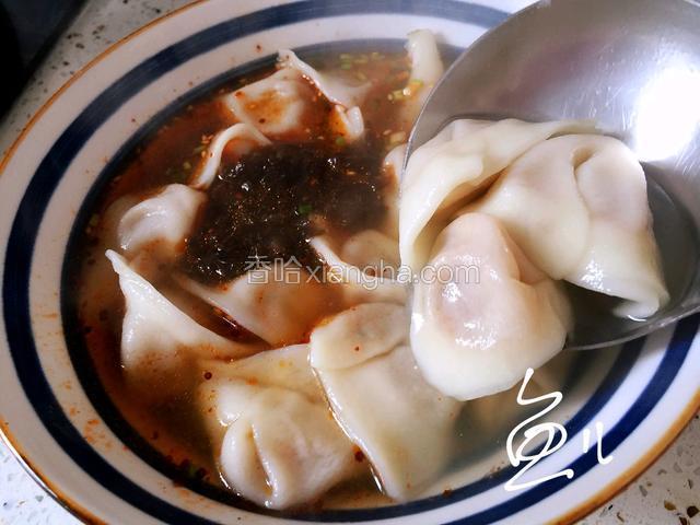 馄饨汤和馄饨一起盛入调味汁碗中