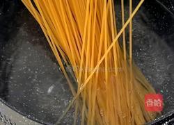 虾仁芝士意面的做法图解2