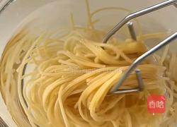 虾仁芝士意面的做法图解3
