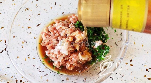 放入芝麻油