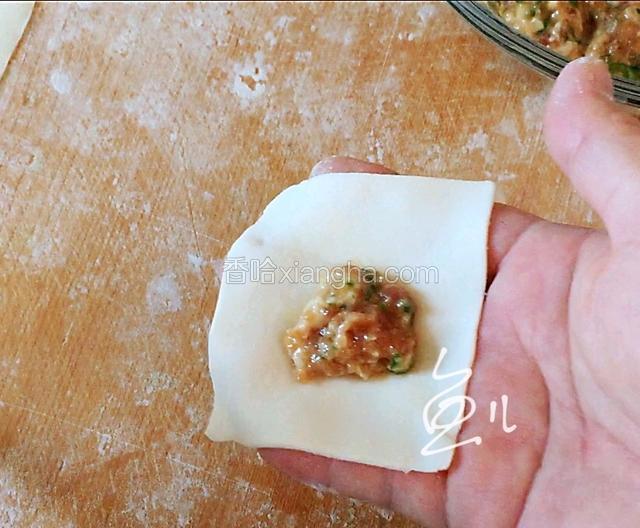 馄饨皮上放好肉馅