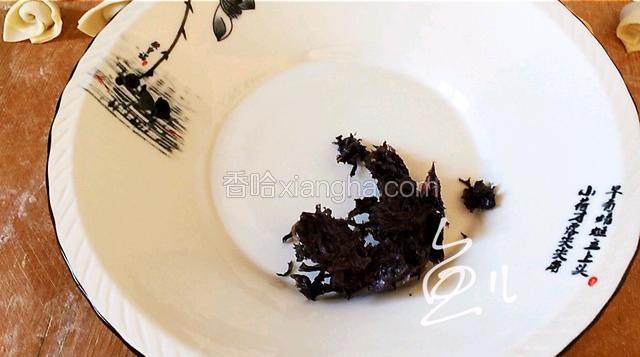 锅中烧开水，此时碗中放入紫菜