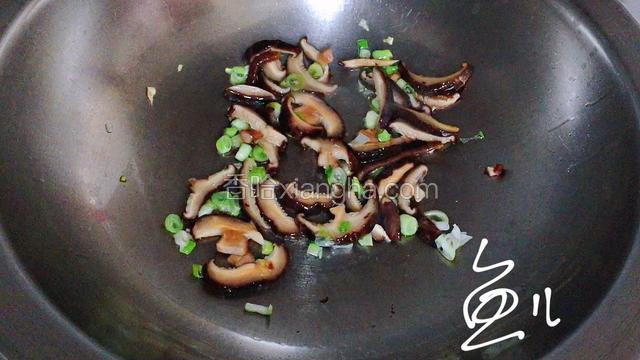 放入香菇片，翻炒片刻