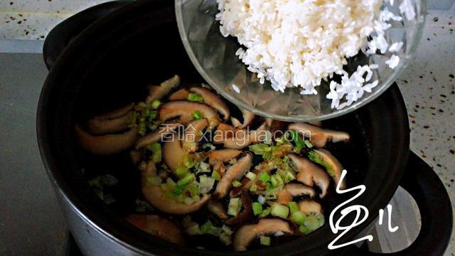 放入淘洗干净的大米，大火煮沸期间要经常搅动，以免粘锅底