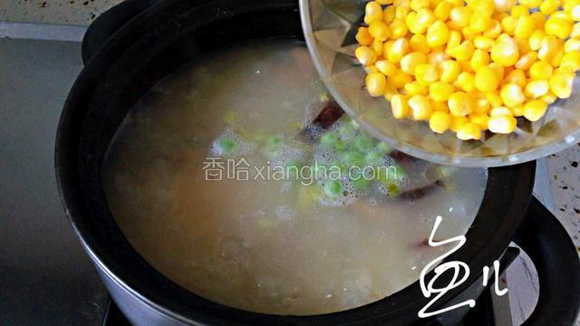 放入玉米粒，继续煮五分钟