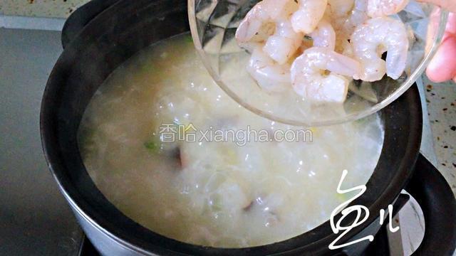 放入虾仁，煮五分钟