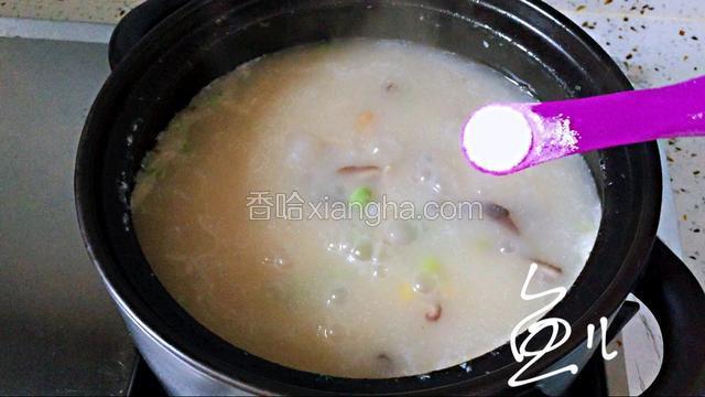 放入食盐，搅动均匀熄火