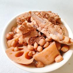 莲藕排骨花生汤的做法[图]