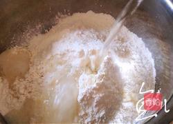 鸡蛋韭菜盒子的做法图解1