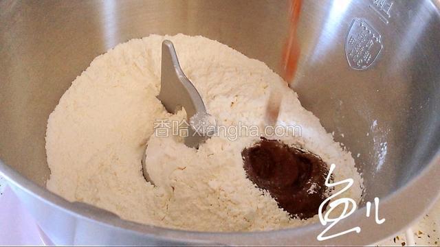 将红枣红糖汁放入面粉中