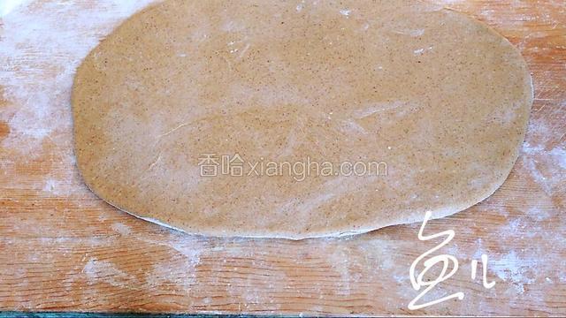 将面团擀成面皮