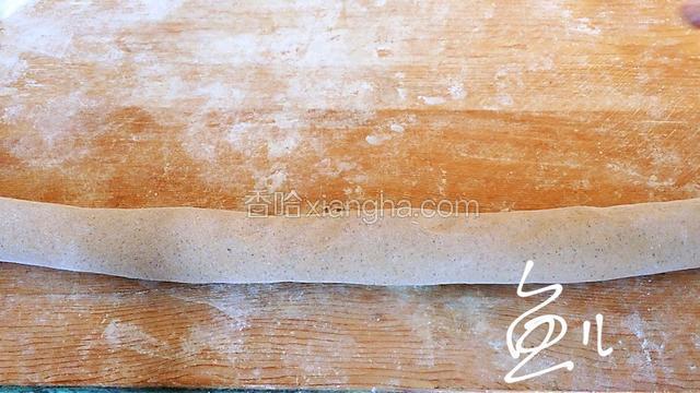 卷成卷后，揉成粗细均匀的条