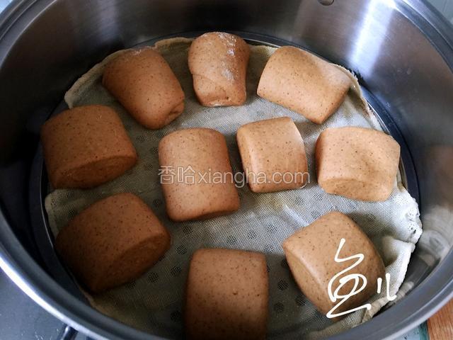 凉水上锅，水开后蒸15分钟