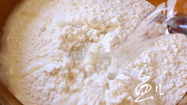 面粉中倒入凉水