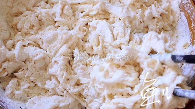 用筷子搅拌成棉絮状