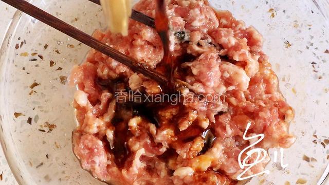 倒入生抽，搅拌均匀