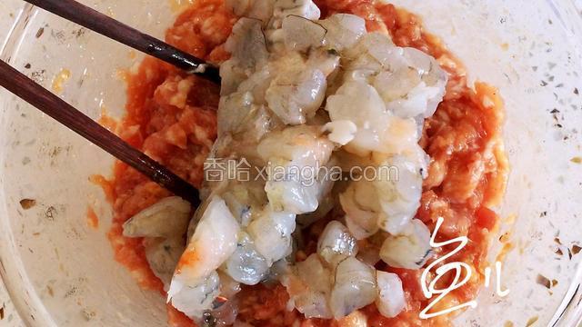 放入虾仁丁，搅拌均匀