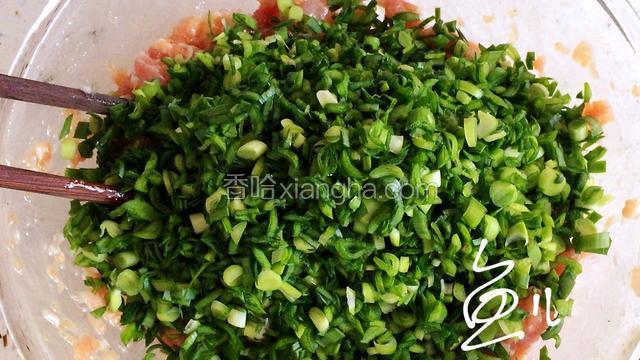 放入韭菜碎，搅拌均匀