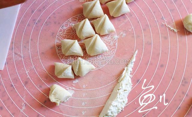 醒好的面团搓成长条，切小块