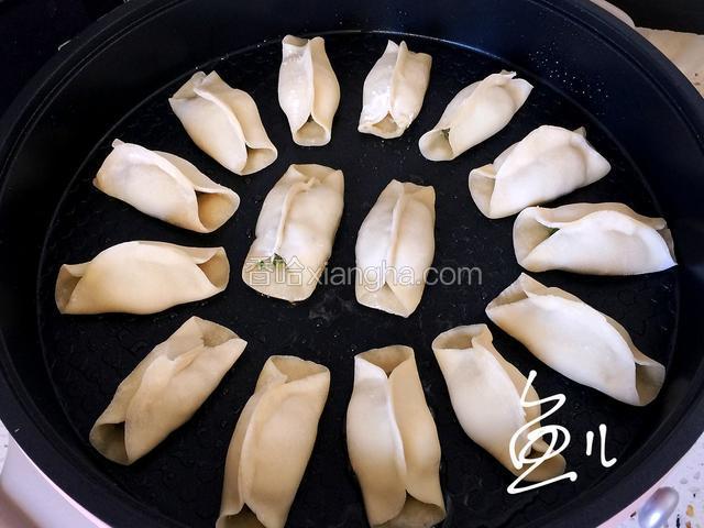 电饼铛刷油大火预热，放入锅贴煎一下