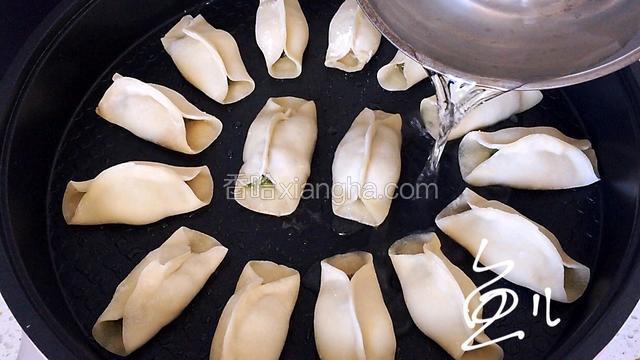 电饼铛加清水，至锅贴高度的一半即可