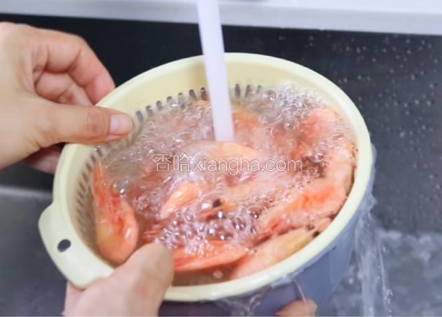 加拿大北极虾解冻后清洗干净。