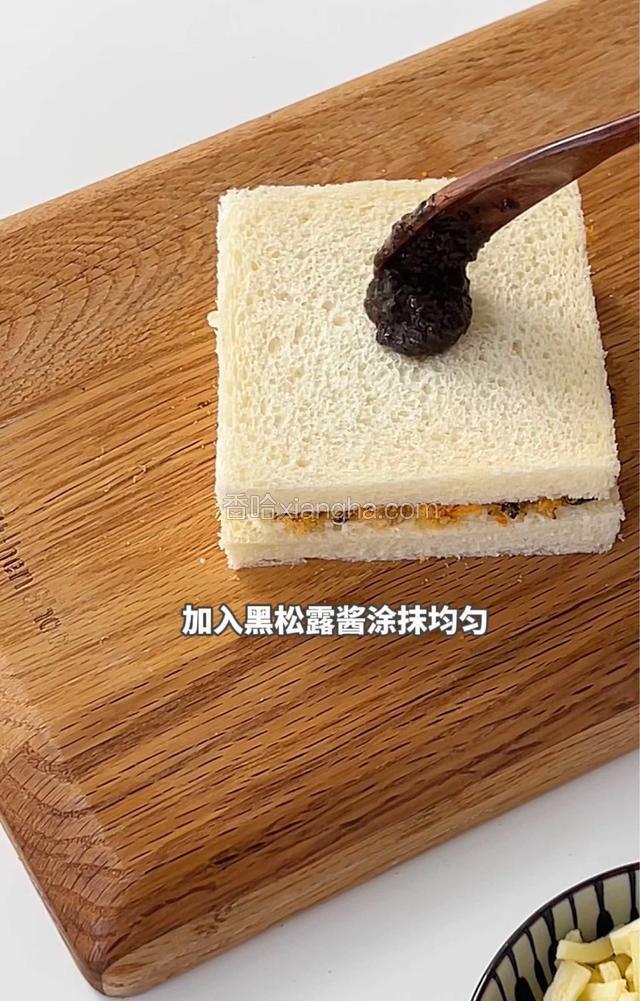 放入海苔肉松、盖上一块吐司，加入黑松露酱涂抹均匀
